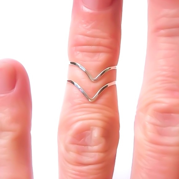 Chevron V Shaped Textured Hammered Midi Rings Set of 2 in 925 Sterling Silver - Picture 3 of 5